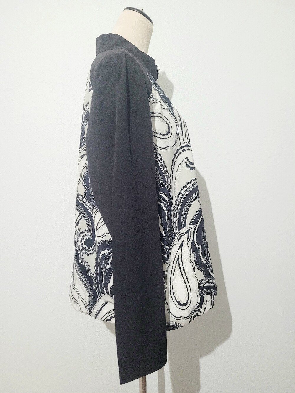 Plus Chico’s Zenergy UPF 50+ Paisley Zip Jacket Black White Size 18/18 NWT - Picture 4 of 16